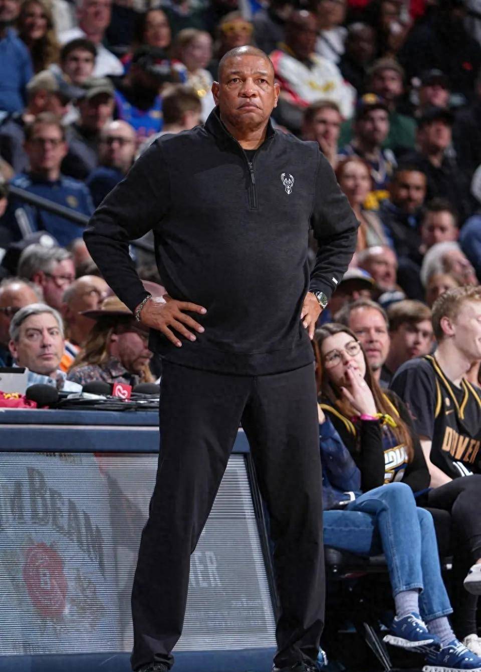 包含冰岛国家队备战全力备战，教练组调整战术的词条