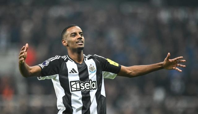 足球界新星表现出色,成为球迷关注焦点 足球界新星表现出色,成为球迷关注焦点