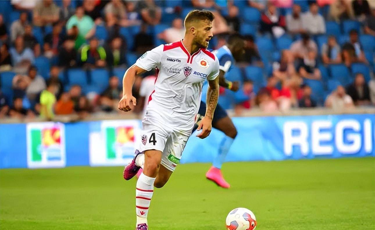 包含阿雅克肖备战压阵亚眠，实力对比不言而喻的词条