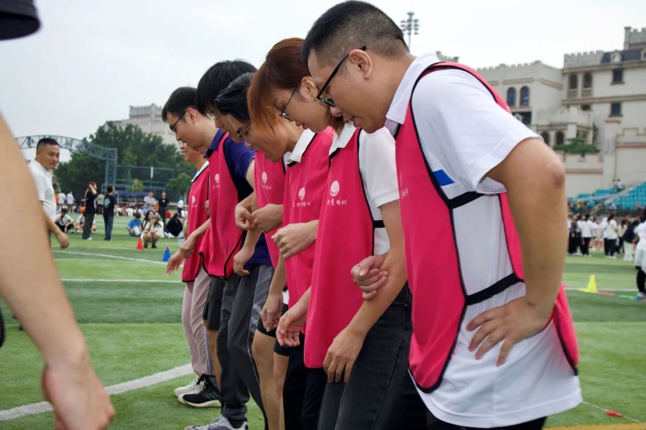 队员互动频繁,展现团队默契与信任 队员互动频繁,展现团队默契与信任