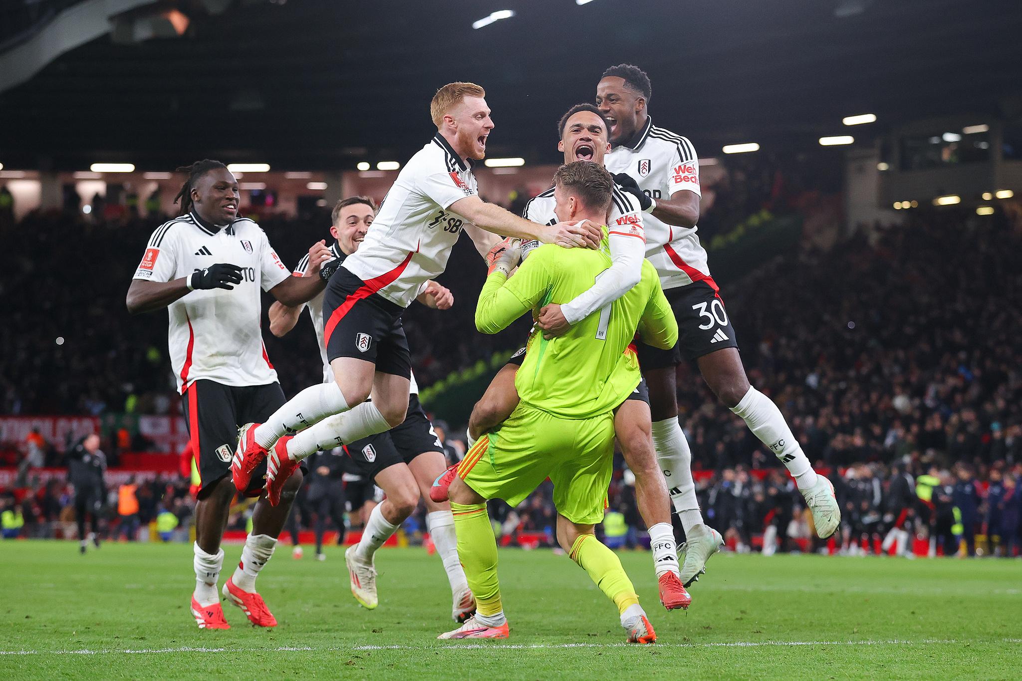 关于英格兰举步维艰,靠点球大战晋级八强的信息 关于英格兰举步维艰,靠点球大战晋级八强的信息