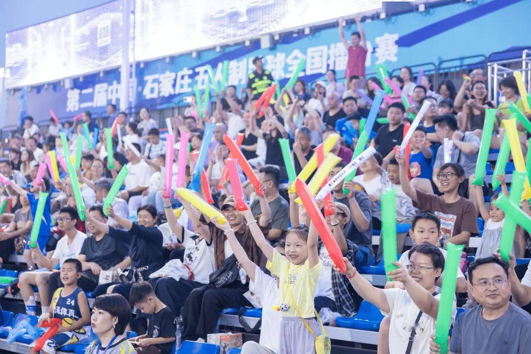 观众热烈欢呼,见证世界级体育赛事的精彩瞬间的简单介绍 观众热烈欢呼,见证世界级体育赛事的精彩瞬间的简单介绍