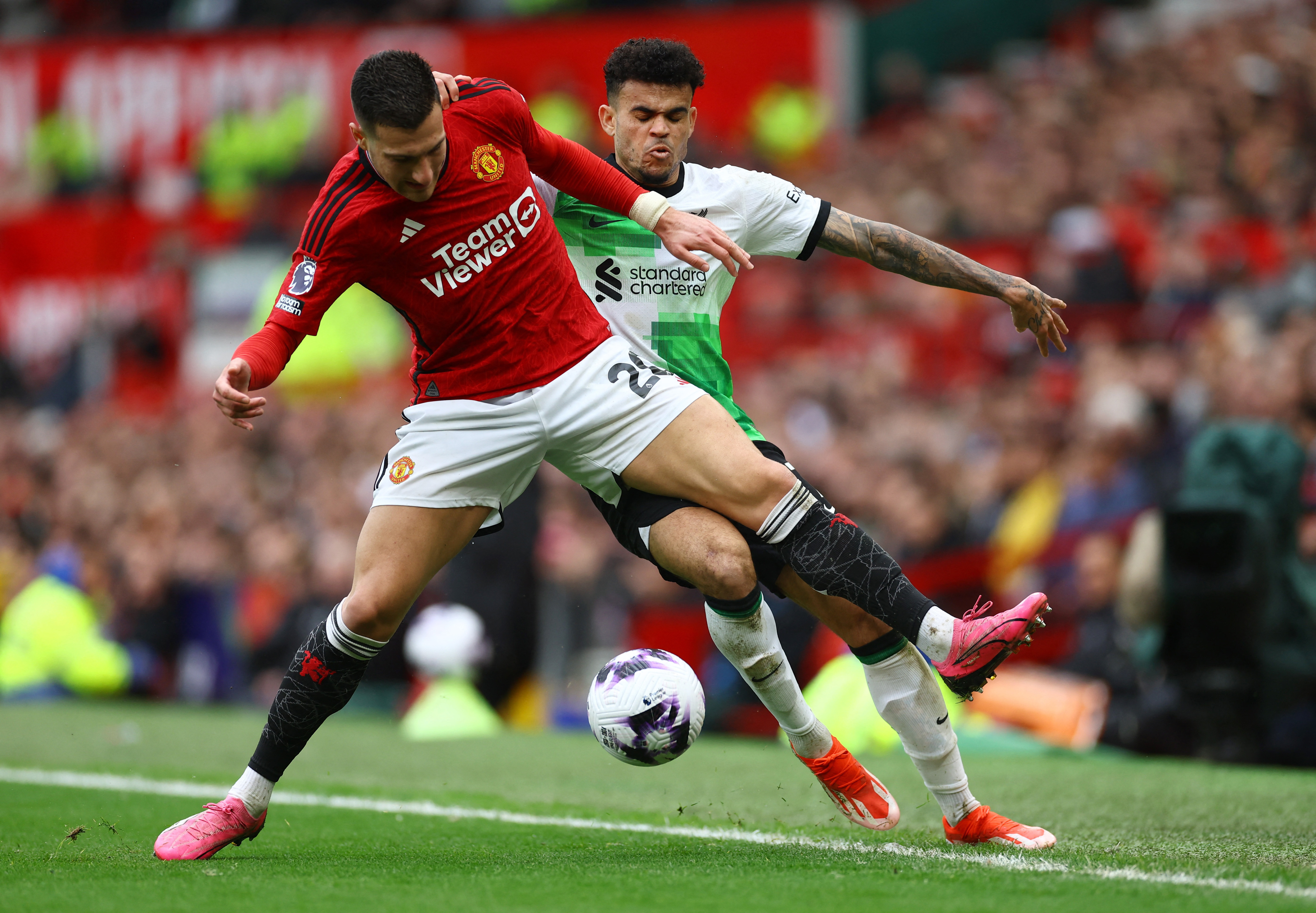 曼联客场战胜对手,取得三分 曼联客场战胜对手,取得三分