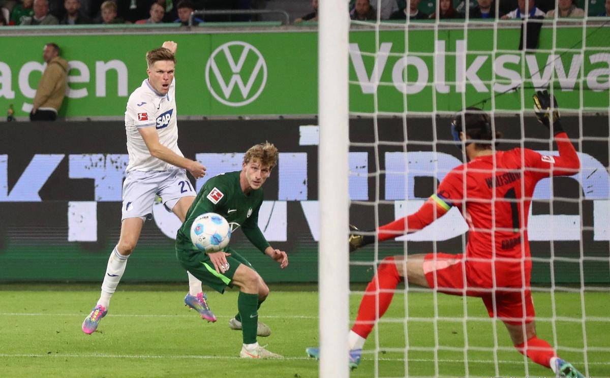 包含沃尔夫斯堡客场击败对手，跻身前列的词条