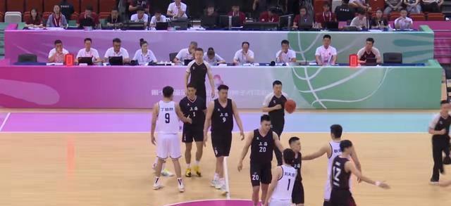 上海男篮坐镇主场,备战强敌 上海男篮坐镇主场,备战强敌