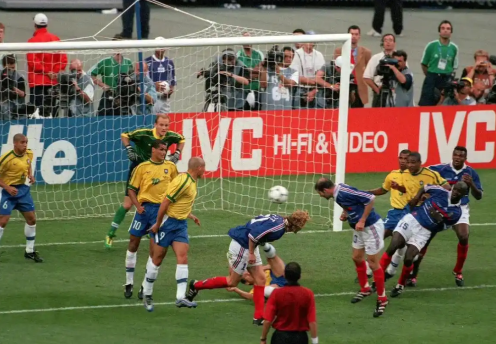 角球破门得分,球队扩大领先优势 角球破门得分,球队扩大领先优势