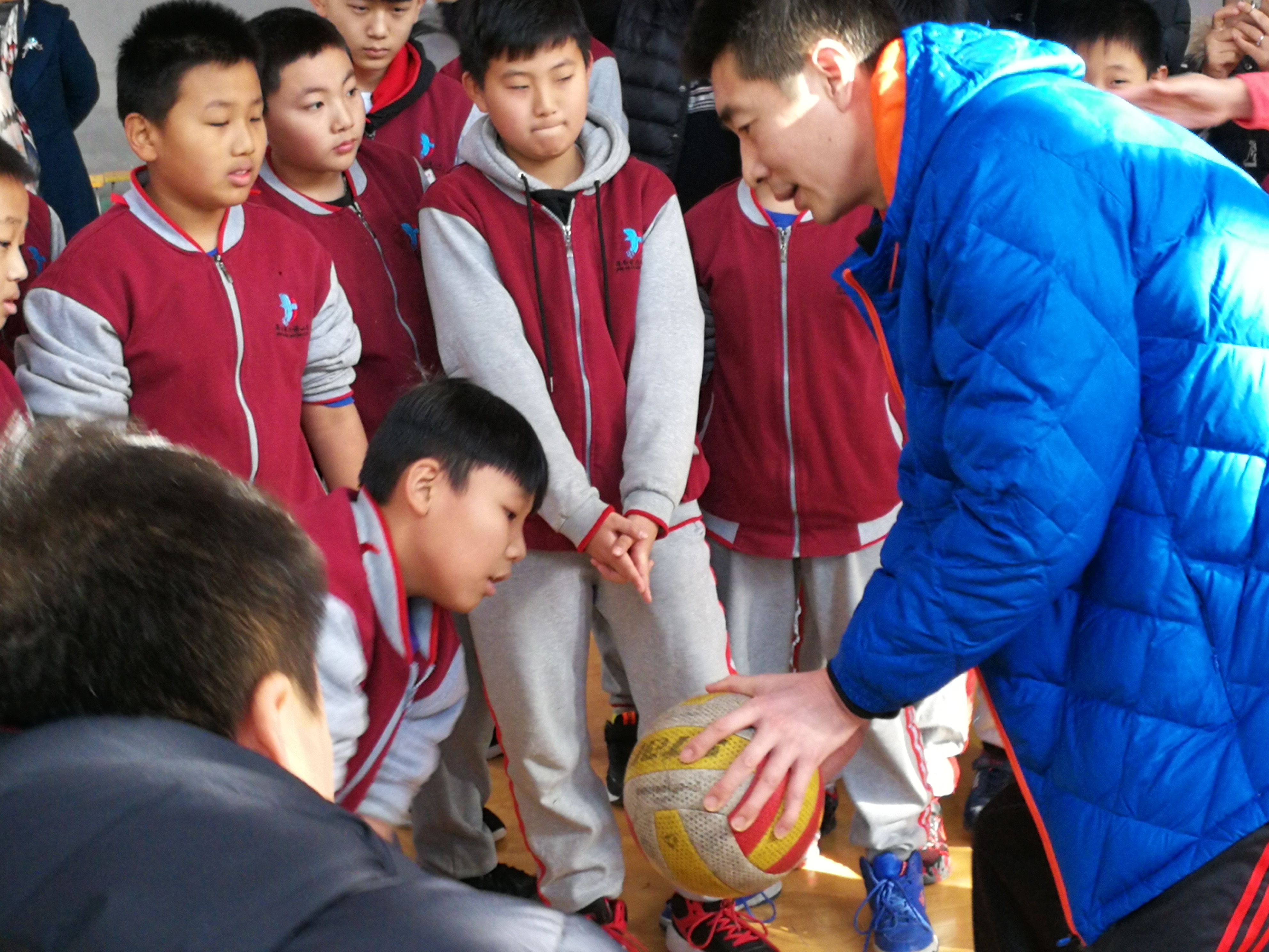 队员情绪波动,主教练严谨指导 队员情绪波动,主教练严谨指导