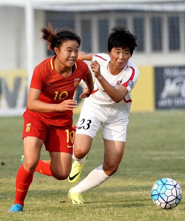 美洲女足精彩比赛,球迷欢呼不断 美洲女足精彩比赛,球迷欢呼不断