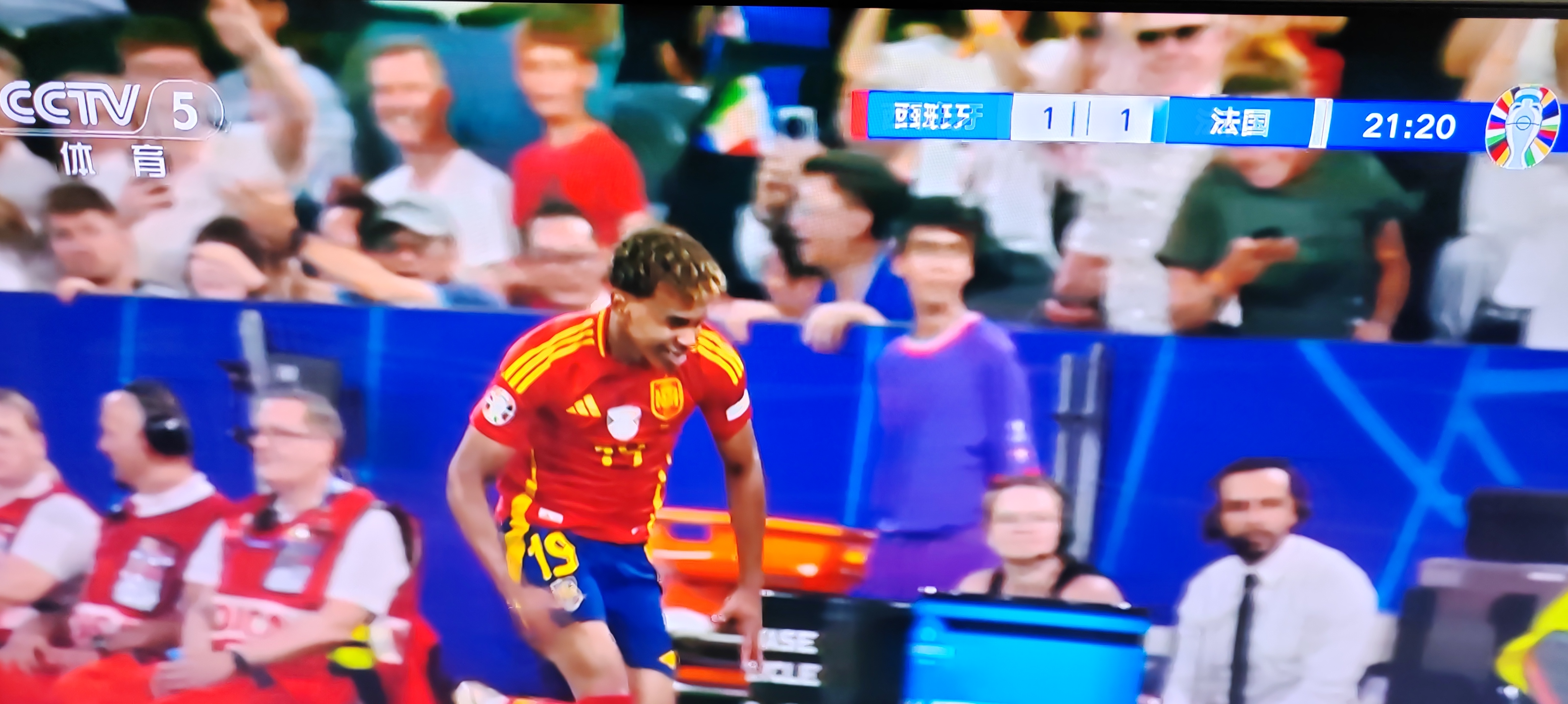 关于法国队豪取胜利,士气高涨向前的信息 关于法国队豪取胜利,士气高涨向前的信息