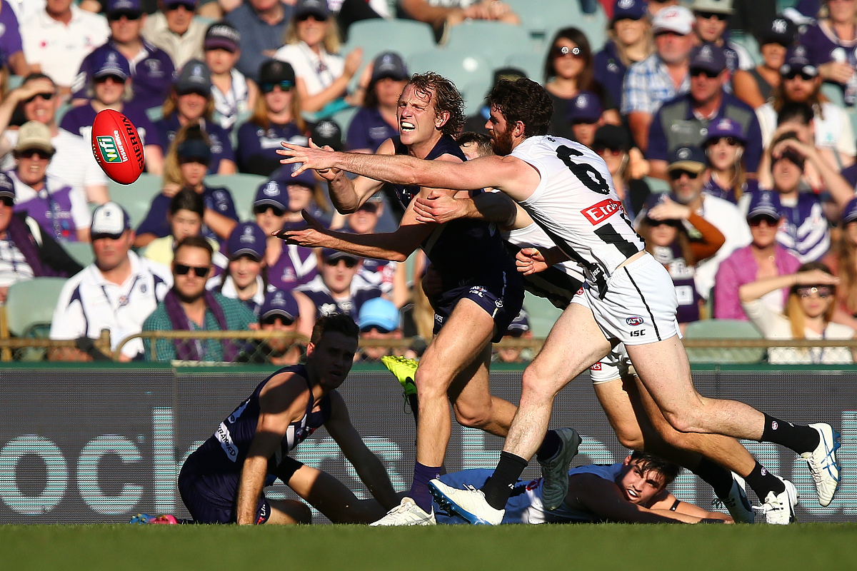 阿拉维斯十人击败对手,壮举引人注目 阿拉维斯十人击败对手,壮举引人注目