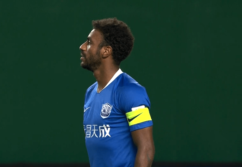 雄狮汉堡门将神扑,力保球门不失 雄狮汉堡门将神扑,力保球门不失