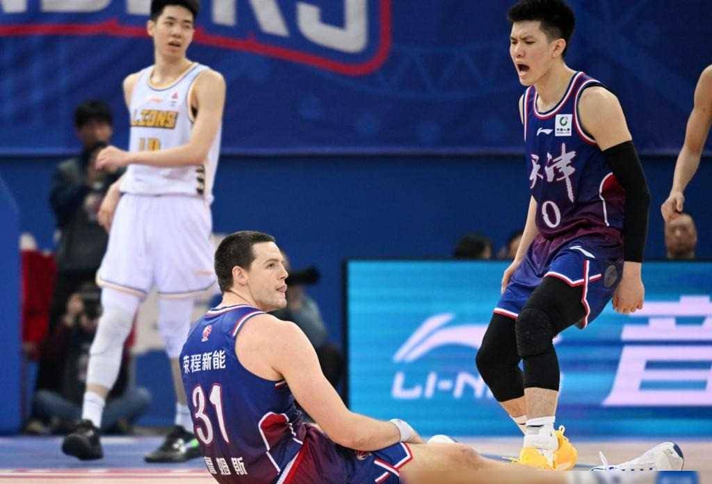 开云体育入口-激烈战役！球队依靠团队精神赢得胜利