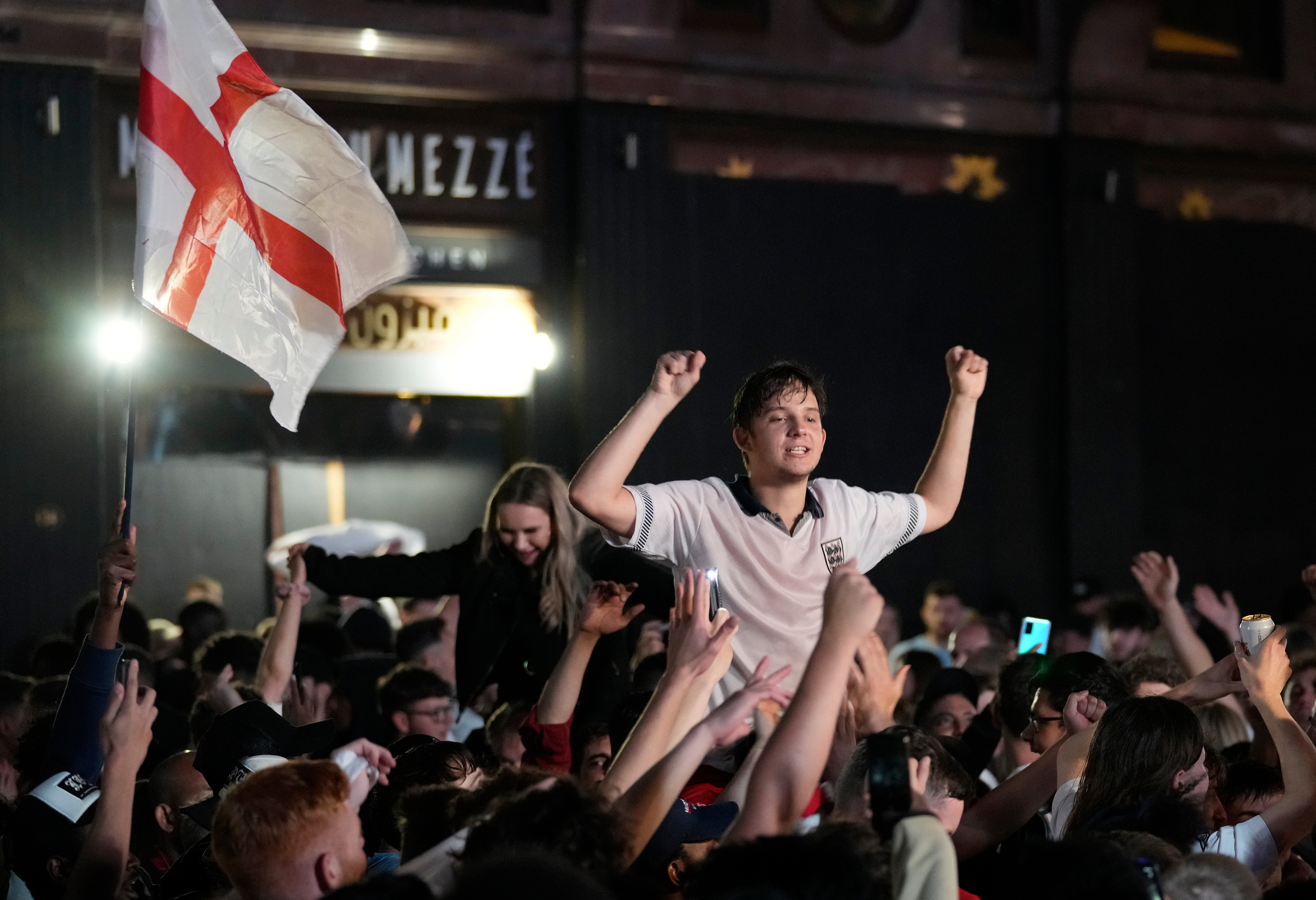 包含伦敦球队齐表示支持纪念活动，致敬英国医疗界的词条