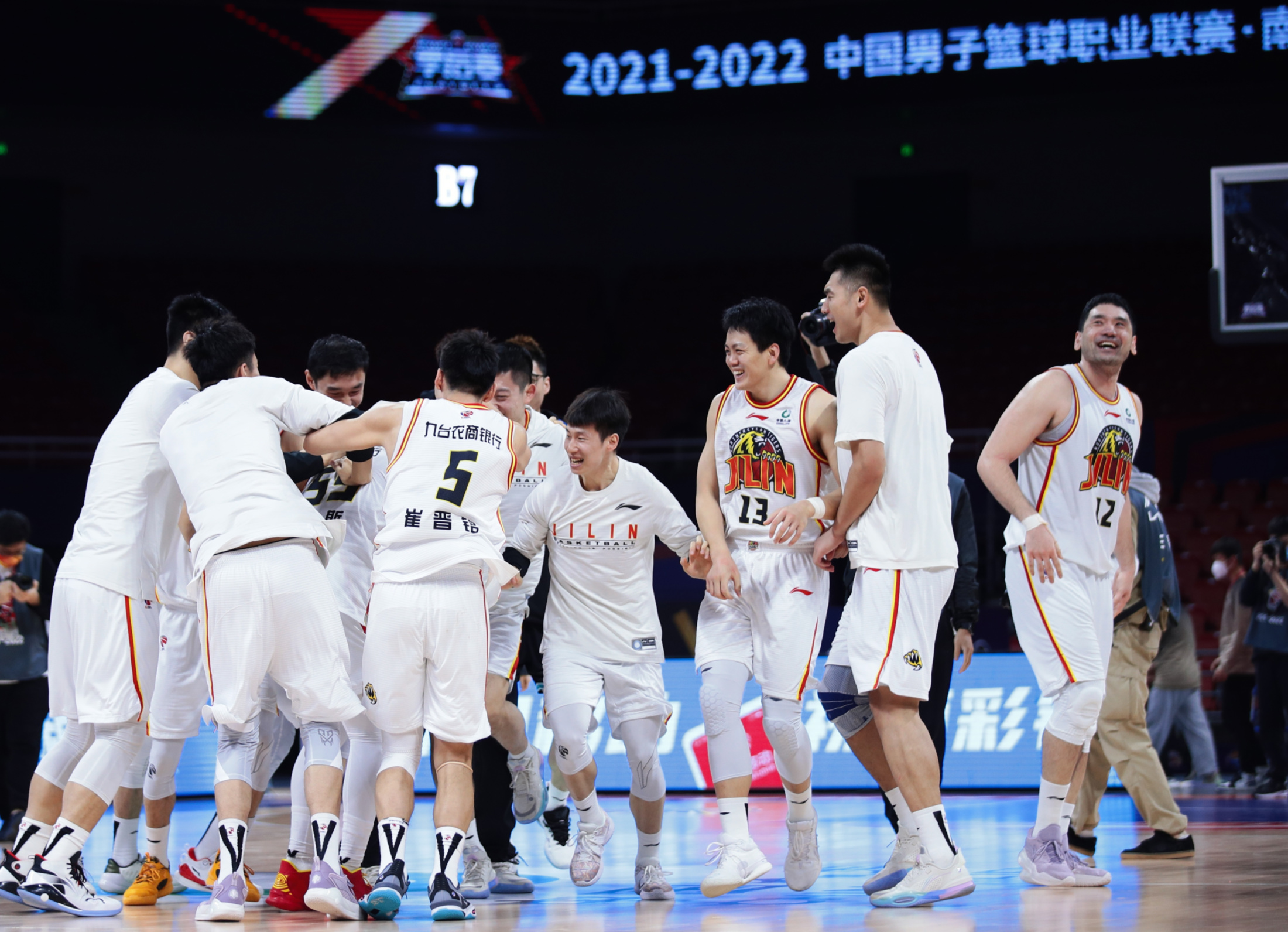 包含篮球新星砍下生涯新高,率队战胜对手取得胜利的词条 包含篮球新星砍下生涯新高,率队战胜对手取得胜利的词条