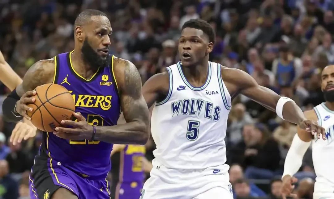 NBA季后赛：雄鹿队展现强劲实力占据优势