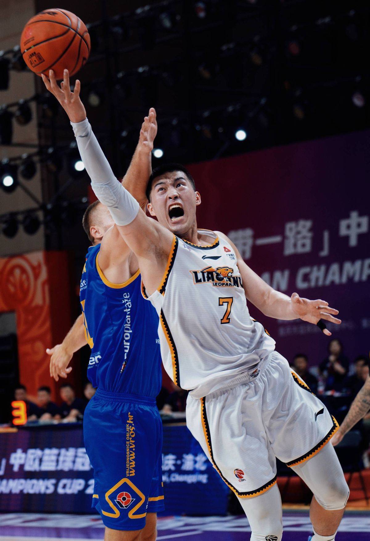 南京队在比赛中力挽狂澜,取得关键三分 南京队在比赛中力挽狂澜,取得关键三分