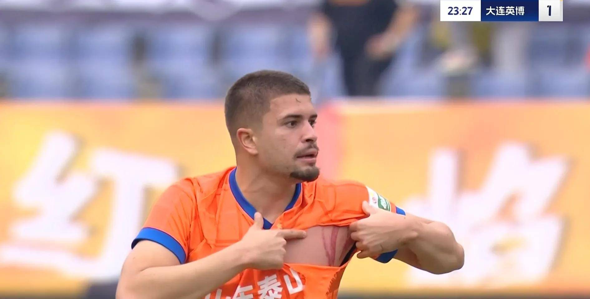 开云平台-罚球命中球门，球员奉献致胜关键球