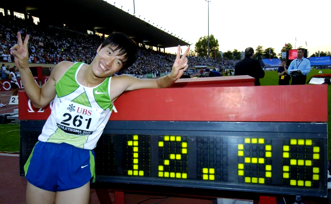 开云体育在线-短跑夺冠选手狂奔赛场，风采无限