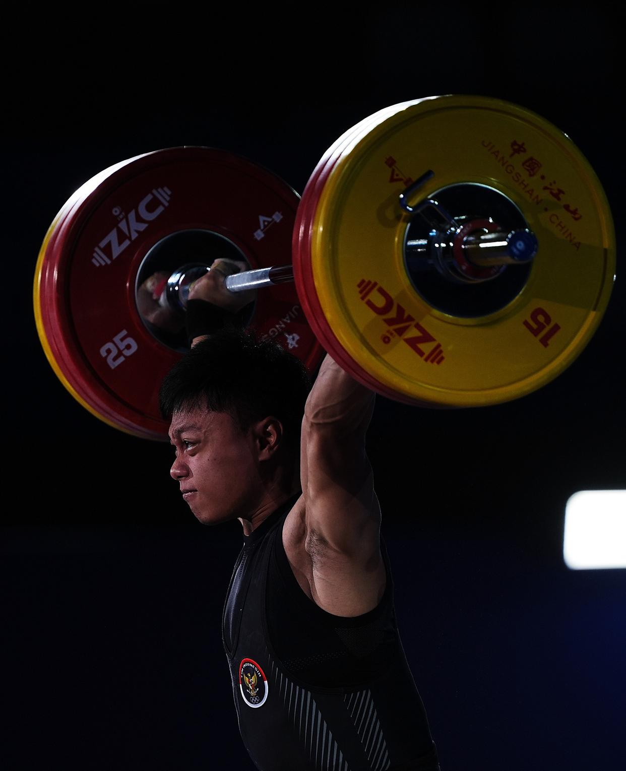 举重选手完成华丽三连冠,成为传奇的简单介绍 举重选手完成华丽三连冠,成为传奇的简单介绍