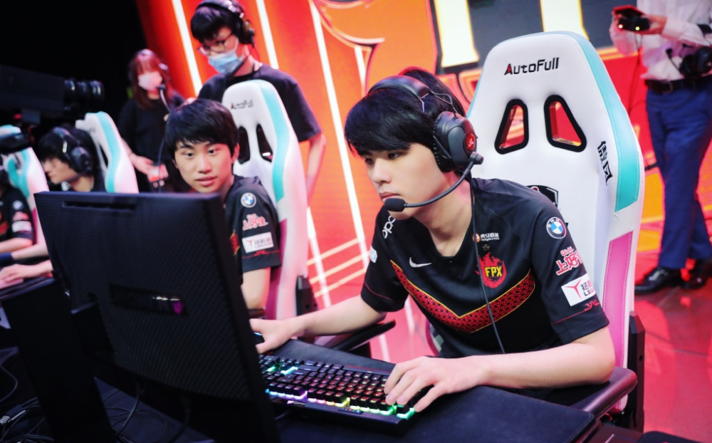 开云体育APP下载-包含GEN鏖战FPX，CoreJJ极限生还后反打鏖战多局半决赛，成为赛场最大亮点的词条