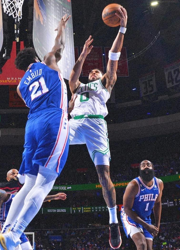 开云官网-76人成功逆袭，将系列赛拖入抢七大战