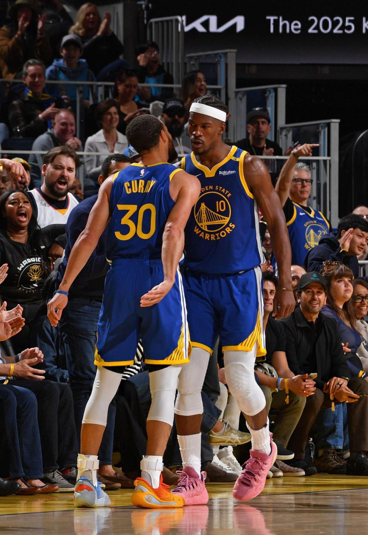 勇士大胜独行侠,库里三分雨砍下35分 勇士大胜独行侠,库里三分雨砍下35分