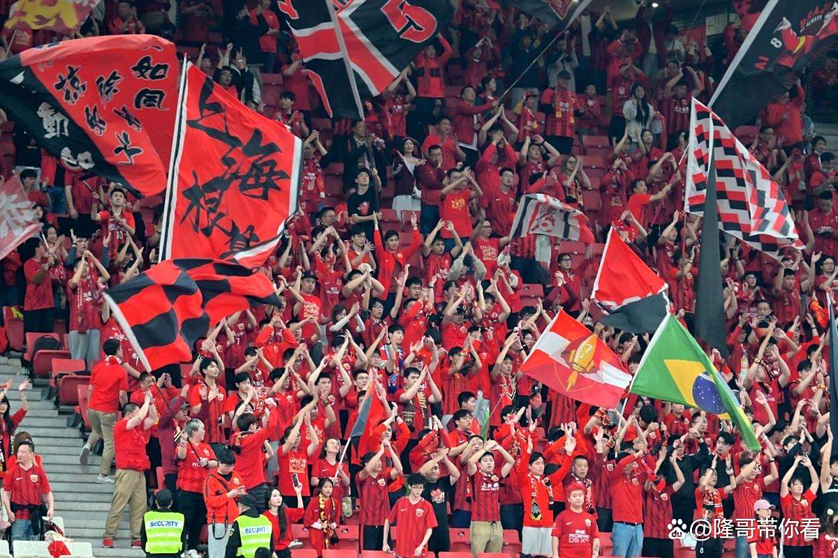 开云体育官网-中超比赛球队送礼予球迷庆祝球队升级