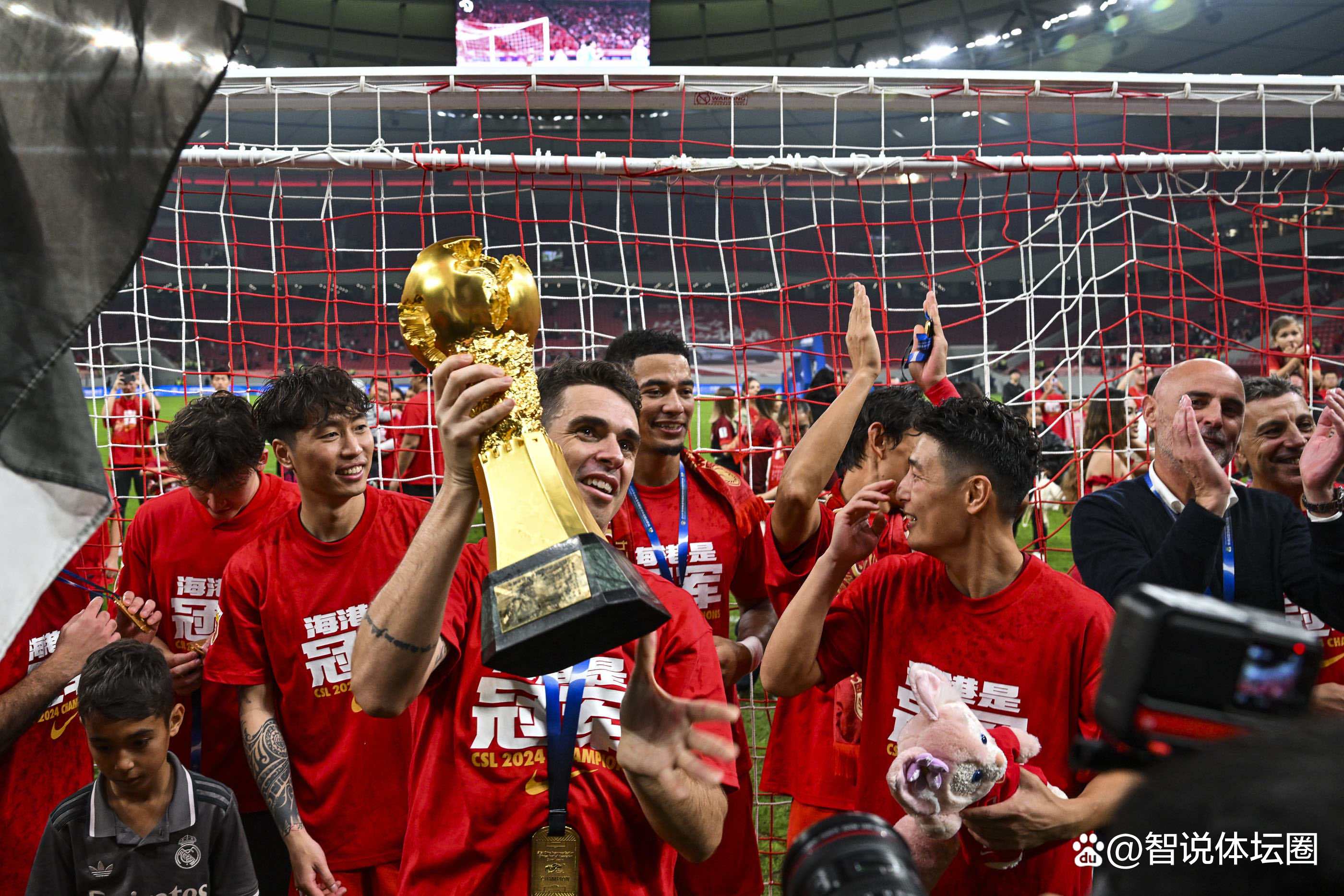 中超比赛球队送礼予球迷庆祝球队升级 中超比赛球队送礼予球迷庆祝球队升级