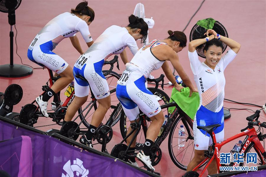 克里特队在场上全力追逐