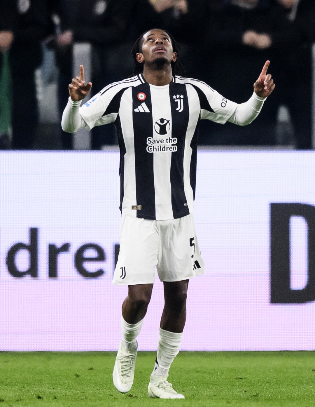 开云体育官网-尤文图斯主场战胜对手，领跑积分榜